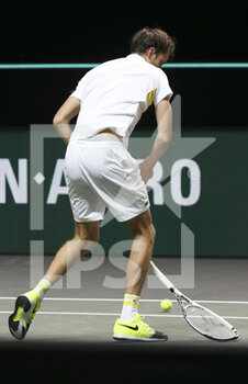 2021-03-03 - Daniil Medvedev of Russia breaks his racket during his match against Dusan Lajovic of Serbia during day 3 of the 48th ABN AMRO World Tennis Tournament, an ATP Tour 500 tournament on March 3, 2021 at the Rotterdam Ahoy in Rotterdam, Netherlands - Photo Jean Catuffe / DPPI - 48TH ABN AMRO WORLD TENNIS ATP TOUR 500 TOURNAMENT - INTERNATIONALS - TENNIS