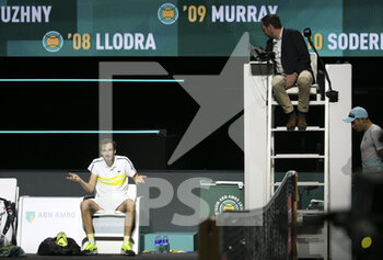 2021-03-03 - Daniil Medvedev of Russia argues with the chair umpire during day 3 of the 48th ABN AMRO World Tennis Tournament, an ATP Tour 500 tournament on March 3, 2021 at the Rotterdam Ahoy in Rotterdam, Netherlands - Photo Jean Catuffe / DPPI - 48TH ABN AMRO WORLD TENNIS ATP TOUR 500 TOURNAMENT - INTERNATIONALS - TENNIS