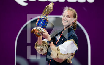 2021-03-06 - Petra Kvitova of the Czech Republic with the champions trophy after winning the final of the 2021 Qatar Total Open, WTA 500 tennis tournament on March 6, 2021 at the Khalifa International Tennis and Squash Complex in Doha, Qatar - Photo Rob Prange / Spain DPPI / DPPI - 2021 QATAR TOTAL OPEN, WTA 500 TENNIS TOURNAMENT - INTERNATIONALS - TENNIS