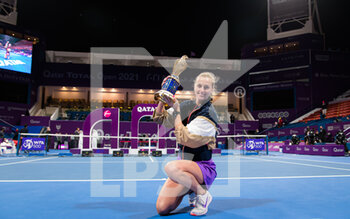 2021-03-06 - Petra Kvitova of the Czech Republic with the champions trophy after winning the final of the 2021 Qatar Total Open, WTA 500 tennis tournament on March 6, 2021 at the Khalifa International Tennis and Squash Complex in Doha, Qatar - Photo Rob Prange / Spain DPPI / DPPI - 2021 QATAR TOTAL OPEN, WTA 500 TENNIS TOURNAMENT - INTERNATIONALS - TENNIS