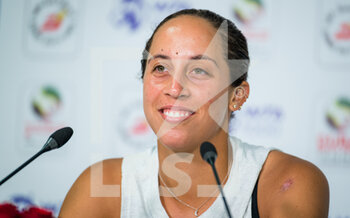 2021-03-08 - Madison Keys of the United States talks to the media after her first round win at the 2021 Dubai Duty Free Tennis Championships WTA 1000 tournament on March 8, 2021 at the Dubai Duty Free Tennis Stadium in Dubai, United Arab Emirates - Photo Rob Prange / Spain DPPI / DPPI - 2021 DUBAI DUTY FREE TENNIS CHAMPIONSHIPS WTA 1000 TOURNAMENT - INTERNATIONALS - TENNIS