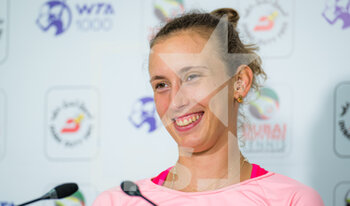 2021-03-11 - Elise Mertens of Belgium talks to the media after the quarter-final at the 2021 Dubai Duty Free Tennis Championships WTA 1000 tournament on March 11, 2021 at the Dubai Duty Free Tennis Stadium in Dubai, United Arab Emirates - Photo Rob Prange / Spain DPPI / DPPI - 2021 DUBAI DUTY FREE TENNIS CHAMPIONSHIPS WTA 1000 TOURNAMENT - INTERNATIONALS - TENNIS