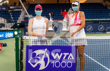 2021-03-13 - Alexa Guarachi of Chile and Darija Jurak of Croatia with their doubles champions trophies after the doubles final at the 2021 Dubai Duty Free Tennis Championships WTA 1000 tournament on March 13, 2021 at the Dubai Duty Free Tennis Stadium in Dubai, United Arab Emirates - Photo Rob Prange / Spain DPPI / DPPI - 2021 DUBAI DUTY FREE TENNIS CHAMPIONSHIPS WTA 1000 TOURNAMENT - INTERNATIONALS - TENNIS