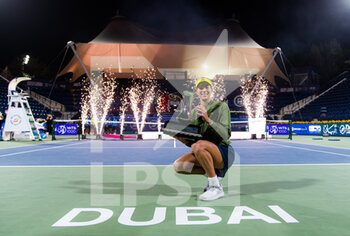 2021-03-13 - Garbine Muguruza of Spain with the champions trophy after the final of the 2021 Dubai Duty Free Tennis Championships WTA 1000 tournament on March 13, 2021 at the Dubai Duty Free Tennis Stadium in Dubai, United Arab Emirates - Photo Rob Prange / Spain DPPI / DPPI - 2021 DUBAI DUTY FREE TENNIS CHAMPIONSHIPS WTA 1000 TOURNAMENT - INTERNATIONALS - TENNIS