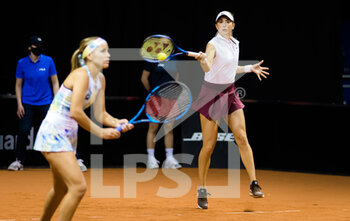 2021-04-20 - Belinda Bencic of Switzerland and Sofia Kenin of the United States playing doubles at the 2021 Porsche Tennis Grand Prix, WTA 500 tournament on April 20, 2021 at Porsche Arena in Stuttgart, Germany - Photo Rob Prange / Spain DPPI / DPPI - 2021 PORSCHE TENNIS GRAND PRIX, WTA 500 TOURNAMENT - INTERNATIONALS - TENNIS