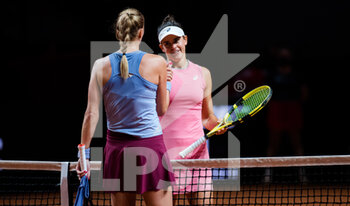 2021-04-20 - Jennifer Brady of the United States and Petra Kvitova of the Czech Republic after their first-round match at the 2021 Porsche Tennis Grand Prix, WTA 500 tournament on April 20, 2021 at Porsche Arena in Stuttgart, Germany - Photo Rob Prange / Spain DPPI / DPPI - 2021 PORSCHE TENNIS GRAND PRIX, WTA 500 TOURNAMENT - INTERNATIONALS - TENNIS