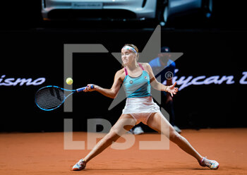 2021-04-21 - Sofia Kenin of the United States in action during her second-round match at the 2021 Porsche Tennis Grand Prix, WTA 500 tournament on April 21, 2021 at Porsche Arena in Stuttgart, Germany - Photo Rob Prange / Spain DPPI / DPPI - 2021 PORSCHE TENNIS GRAND PRIX, WTA 500 TOURNAMENT - INTERNATIONALS - TENNIS