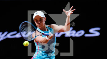 2021-04-21 - Ashleigh Barty of Australia in action during her second-round match at the 2021 Porsche Tennis Grand Prix, WTA 500 tournament on April 21, 2021 at Porsche Arena in Stuttgart, Germany - Photo Rob Prange / Spain DPPI / DPPI - 2021 PORSCHE TENNIS GRAND PRIX, WTA 500 TOURNAMENT - INTERNATIONALS - TENNIS