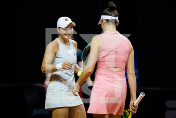 2021-04-22 - Ashleigh Barty of Australia and Jennifer Brady of the United States playing doubles at the 2021 Porsche Tennis Grand Prix, WTA 500 tournament on April 22, 2021 at Porsche Arena in Stuttgart, Germany - Photo Rob Prange / Spain DPPI / DPPI - 2021 PORSCHE TENNIS GRAND PRIX, WTA 500 TOURNAMENT - INTERNATIONALS - TENNIS