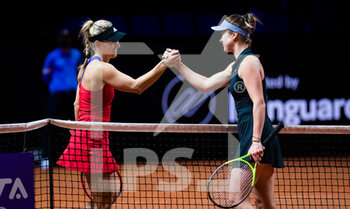 2021-04-22 - Angelique Kerber of Germany and Elina Svitolina of the Ukraine at the net after their second-round match at the 2021 Porsche Tennis Grand Prix, WTA 500 tournament on April 22, 2021 at Porsche Arena in Stuttgart, Germany - Photo Rob Prange / Spain DPPI / DPPI - 2021 PORSCHE TENNIS GRAND PRIX, WTA 500 TOURNAMENT - INTERNATIONALS - TENNIS