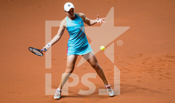2021-04-23 - Ashleigh Barty of Australia in action during the quarter-finals match at the 2021 Porsche Tennis Grand Prix, WTA 500 tournament on April 23, 2021 at Porsche Arena in Stuttgart, Germany - Photo Rob Prange / Spain DPPI / DPPI - 2021 PORSCHE TENNIS GRAND PRIX, WTA 500 TOURNAMENT - INTERNATIONALS - TENNIS