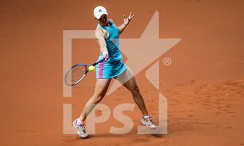 2021-04-23 - Ashleigh Barty of Australia in action during the quarter-finals match at the 2021 Porsche Tennis Grand Prix, WTA 500 tournament on April 23, 2021 at Porsche Arena in Stuttgart, Germany - Photo Rob Prange / Spain DPPI / DPPI - 2021 PORSCHE TENNIS GRAND PRIX, WTA 500 TOURNAMENT - INTERNATIONALS - TENNIS