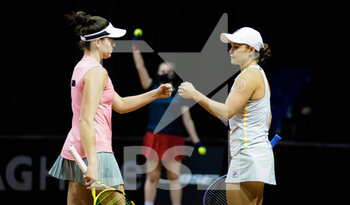 2021-04-24 - Ashleigh Barty of Australia and Jennifer Brady of the United States in action during the doubles semi-final of the 2021 Porsche Tennis Grand Prix, WTA 500 tournament on April 24, 2021 at Porsche Arena in Stuttgart, Germany - Photo Rob Prange / Spain DPPI / DPPI - 2021 PORSCHE TENNIS GRAND PRIX, WTA 500 TOURNAMENT - INTERNATIONALS - TENNIS