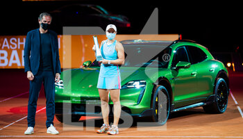 2021-04-25 - Ashleigh Barty of Australia receives the winners car from Porsche CEO Oliver Blume after the final of the 2021 Porsche Tennis Grand Prix, WTA 500 tournament on April 25, 2021 at Porsche Arena in Stuttgart, Germany - Photo Rob Prange / Spain DPPI / DPPI - 2021 PORSCHE TENNIS GRAND PRIX, WTA 500 TOURNAMENT - INTERNATIONALS - TENNIS