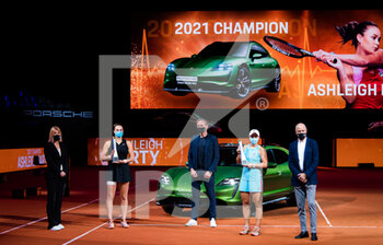 2021-04-25 - Ashleigh Barty of Australia and Aryna Sabalenka of Belarus poses with their trophies after the final of the 2021 Porsche Tennis Grand Prix, WTA 500 tournament on April 25, 2021 at Porsche Arena in Stuttgart, Germany - Photo Rob Prange / Spain DPPI / DPPI - 2021 PORSCHE TENNIS GRAND PRIX, WTA 500 TOURNAMENT - INTERNATIONALS - TENNIS