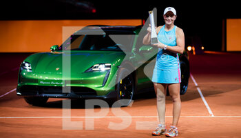 2021-04-25 - Ashleigh Barty of Australia poses with the champions trophy after the final of the 2021 Porsche Tennis Grand Prix, WTA 500 tournament on April 25, 2021 at Porsche Arena in Stuttgart, Germany - Photo Rob Prange / Spain DPPI / DPPI - 2021 PORSCHE TENNIS GRAND PRIX, WTA 500 TOURNAMENT - INTERNATIONALS - TENNIS