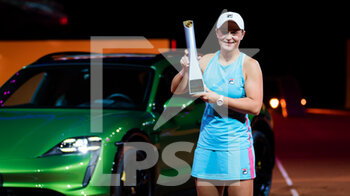 2021-04-25 - Ashleigh Barty of Australia poses with the champions trophy after the final of the 2021 Porsche Tennis Grand Prix, WTA 500 tournament on April 25, 2021 at Porsche Arena in Stuttgart, Germany - Photo Rob Prange / Spain DPPI / DPPI - 2021 PORSCHE TENNIS GRAND PRIX, WTA 500 TOURNAMENT - INTERNATIONALS - TENNIS