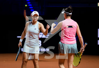 2021-04-25 - Jennifer Brady of the United States and Ashleigh Barty of Australia in action during the doubles final of the 2021 Porsche Tennis Grand Prix, WTA 500 tournament on April 25, 2021 at Porsche Arena in Stuttgart, Germany - Photo Rob Prange / Spain DPPI / DPPI - 2021 PORSCHE TENNIS GRAND PRIX, WTA 500 TOURNAMENT - INTERNATIONALS - TENNIS