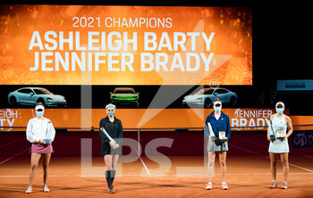 2021-04-25 - Desirae Krawczyk, Bethanie Mattek-Sands of the United States and Jennifer Brady of the United States, Ashleigh Barty of Australia during the trophy ceremony after the doubles final of the 2021 Porsche Tennis Grand Prix, WTA 500 tournament on April 25, 2021 at Porsche Arena in Stuttgart, Germany - Photo Rob Prange / Spain DPPI / DPPI - 2021 PORSCHE TENNIS GRAND PRIX, WTA 500 TOURNAMENT - INTERNATIONALS - TENNIS