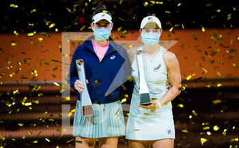2021-04-25 - Jennifer Brady of the United States and Ashleigh Barty of Australia pose with their trophies after winning the doubles final of the 2021 Porsche Tennis Grand Prix, WTA 500 tournament on April 25, 2021 at Porsche Arena in Stuttgart, Germany - Photo Rob Prange / Spain DPPI / DPPI - 2021 PORSCHE TENNIS GRAND PRIX, WTA 500 TOURNAMENT - INTERNATIONALS - TENNIS