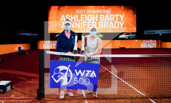 2021-04-25 - Jennifer Brady of the United States and Ashleigh Barty of Australia pose with their trophies after winning the doubles final of the 2021 Porsche Tennis Grand Prix, WTA 500 tournament on April 25, 2021 at Porsche Arena in Stuttgart, Germany - Photo Rob Prange / Spain DPPI / DPPI - 2021 PORSCHE TENNIS GRAND PRIX, WTA 500 TOURNAMENT - INTERNATIONALS - TENNIS