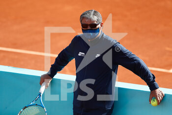 2021-04-30 - Toni Nadal, head coach of Felix Auger-Aliassime of Canada, looks to the player while he practice during the day two of the Mutua Madrid Open 2021, Masters 1000 tennis tournament on April 30, 2021 at La Caja Magica in Madrid, Spain - Photo Oscar J Barroso / Spain DPPI / DPPI - MUTUA MADRID OPEN 2021, MASTERS 1000 TENNIS TOURNAMENT - INTERNATIONALS - TENNIS