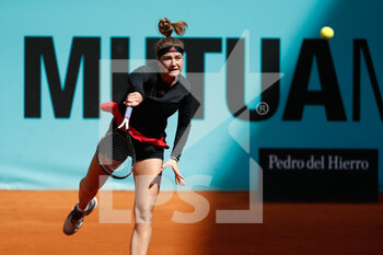 2021-04-30 - Karolina Muchova of Czech Republic in action during his Women's Singles match against Qiang Wang of China on day two of the Mutua Madrid Open 2021, Masters 1000 tennis tournament on April 30, 2021 at La Caja Magica in Madrid, Spain - Photo Oscar J Barroso / Spain DPPI / DPPI - MUTUA MADRID OPEN 2021, MASTERS 1000 TENNIS TOURNAMENT - INTERNATIONALS - TENNIS