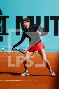 2021-04-30 - Karolina Muchova of Czech Republic in action during his Women's Singles match against Qiang Wang of China on day two of the Mutua Madrid Open 2021, Masters 1000 tennis tournament on April 30, 2021 at La Caja Magica in Madrid, Spain - Photo Oscar J Barroso / Spain DPPI / DPPI - MUTUA MADRID OPEN 2021, MASTERS 1000 TENNIS TOURNAMENT - INTERNATIONALS - TENNIS