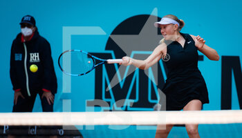 2021-04-30 - Amanda Anisimova of the United States in action during her first round match at the Mutua Madrid Open 2021, Masters 1000 tennis tournament on April 30, 2021 at La Caja Magica in Madrid, Spain - Photo Rob Prange / Spain DPPI / DPPI - MUTUA MADRID OPEN 2021, MASTERS 1000 TENNIS TOURNAMENT - INTERNATIONALS - TENNIS