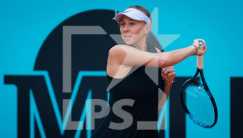 2021-04-30 - Amanda Anisimova of the United States in action during her first round match at the Mutua Madrid Open 2021, Masters 1000 tennis tournament on April 30, 2021 at La Caja Magica in Madrid, Spain - Photo Rob Prange / Spain DPPI / DPPI - MUTUA MADRID OPEN 2021, MASTERS 1000 TENNIS TOURNAMENT - INTERNATIONALS - TENNIS