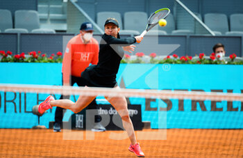 2021-04-30 - Simona Halep of Romania during the first round of the Mutua Madrid Open 2021, Masters 1000 tennis tournament on April 30, 2021 at La Caja Magica in Madrid, Spain - Photo Rob Prange / Spain DPPI / DPPI - MUTUA MADRID OPEN 2021, MASTERS 1000 TENNIS TOURNAMENT - INTERNATIONALS - TENNIS