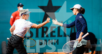 2021-04-30 - Iga Swiatek of Poland and Bethanie Mattek-Sands of the United States playing doubles at the Mutua Madrid Open 2021, Masters 1000 tennis tournament on April 30, 2021 at La Caja Magica in Madrid, Spain - Photo Rob Prange / Spain DPPI / DPPI - MUTUA MADRID OPEN 2021, MASTERS 1000 TENNIS TOURNAMENT - INTERNATIONALS - TENNIS