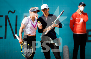 2021-04-30 - Iga Swiatek of Poland and Bethanie Mattek-Sands of the United States playing doubles at the Mutua Madrid Open 2021, Masters 1000 tennis tournament on April 30, 2021 at La Caja Magica in Madrid, Spain - Photo Rob Prange / Spain DPPI / DPPI - MUTUA MADRID OPEN 2021, MASTERS 1000 TENNIS TOURNAMENT - INTERNATIONALS - TENNIS