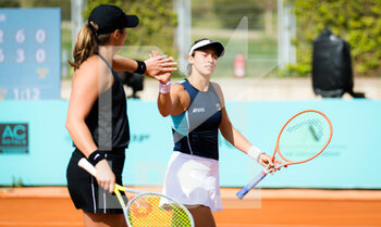 2021-04-30 - Hayley Carter of the United States and Luisa Stefani of Brazil playing doubles at the Mutua Madrid Open 2021, Masters 1000 tennis tournament on April 30, 2021 at La Caja Magica in Madrid, Spain - Photo Rob Prange / Spain DPPI / DPPI - MUTUA MADRID OPEN 2021, MASTERS 1000 TENNIS TOURNAMENT - INTERNATIONALS - TENNIS