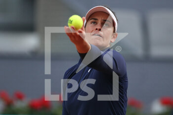 2021-04-30 - Jennifer Brady of United States in action during his Women's Singles match against Venus Williams of Unitesd States on day two of the Mutua Madrid Open 2021, Masters 1000 tennis tournament on April 30, 2021 at La Caja Magica in Madrid, Spain - Photo Oscar J Barroso / Spain DPPI / DPPI - MUTUA MADRID OPEN 2021, MASTERS 1000 TENNIS TOURNAMENT - INTERNATIONALS - TENNIS