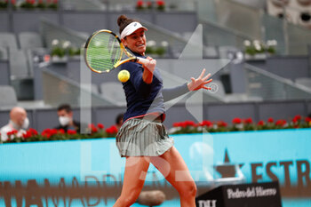 2021-04-30 - Jennifer Brady of United States in action during his Women's Singles match against Venus Williams of Unitesd States on day two of the Mutua Madrid Open 2021, Masters 1000 tennis tournament on April 30, 2021 at La Caja Magica in Madrid, Spain - Photo Oscar J Barroso / Spain DPPI / DPPI - MUTUA MADRID OPEN 2021, MASTERS 1000 TENNIS TOURNAMENT - INTERNATIONALS - TENNIS