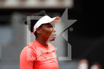 2021-04-30 - Venus Williams of Unitesd States in action during his Women's Singles match against Jennifer Brady of United States on day two of the Mutua Madrid Open 2021, Masters 1000 tennis tournament on April 30, 2021 at La Caja Magica in Madrid, Spain - Photo Oscar J Barroso / Spain DPPI / DPPI - MUTUA MADRID OPEN 2021, MASTERS 1000 TENNIS TOURNAMENT - INTERNATIONALS - TENNIS