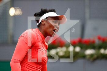 2021-04-30 - Venus Williams of Unitesd States in action during his Women's Singles match against Jennifer Brady of United States on day two of the Mutua Madrid Open 2021, Masters 1000 tennis tournament on April 30, 2021 at La Caja Magica in Madrid, Spain - Photo Oscar J Barroso / Spain DPPI / DPPI - MUTUA MADRID OPEN 2021, MASTERS 1000 TENNIS TOURNAMENT - INTERNATIONALS - TENNIS