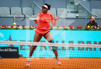 2021-04-30 - Venus Williams of the United States during the first round of the Mutua Madrid Open 2021, Masters 1000 tennis tournament on April 30, 2021 at La Caja Magica in Madrid, Spain - Photo Rob Prange / Spain DPPI / DPPI - MUTUA MADRID OPEN 2021, MASTERS 1000 TENNIS TOURNAMENT - INTERNATIONALS - TENNIS