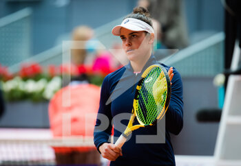 2021-04-30 - Jennifer Brady of the United States during the first round of the Mutua Madrid Open 2021, Masters 1000 tennis tournament on April 30, 2021 at La Caja Magica in Madrid, Spain - Photo Rob Prange / Spain DPPI / DPPI - MUTUA MADRID OPEN 2021, MASTERS 1000 TENNIS TOURNAMENT - INTERNATIONALS - TENNIS