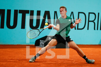 2021-05-01 - Roberto Carballes Baena of Spain in action during his Men's Singles Qualifying match against Emil Ruusuvuori of Finland on the Mutua Madrid Open 2021, Masters 1000 tennis tournament on May 1, 2021 at La Caja Magica in Madrid, Spain - Photo Oscar J Barroso / Spain DPPI / DPPI - MUTUA MADRID OPEN 2021, MASTERS 1000 TENNIS TOURNAMENT - INTERNATIONALS - TENNIS
