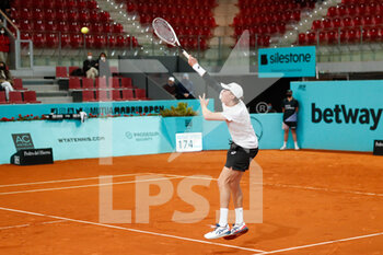2021-05-01 - Emil Ruusuvuori of Finland in action during his Men's Singles Qualifying match against Roberto Carballes Baena of Spain on the Mutua Madrid Open 2021, Masters 1000 tennis tournament on May 1, 2021 at La Caja Magica in Madrid, Spain - Photo Oscar J Barroso / Spain DPPI / DPPI - MUTUA MADRID OPEN 2021, MASTERS 1000 TENNIS TOURNAMENT - INTERNATIONALS - TENNIS