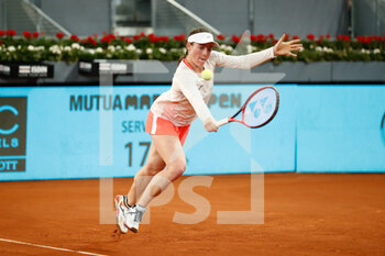 2021-05-01 - Tamara Zidansek of Slovenia in action during her Women's Singles match, second round, against Ashleigh Barty of Australia on the Mutua Madrid Open 2021, Masters 1000 tennis tournament on May 1, 2021 at La Caja Magica in Madrid, Spain - Photo Oscar J Barroso / Spain DPPI / DPPI - MUTUA MADRID OPEN 2021, MASTERS 1000 TENNIS TOURNAMENT - INTERNATIONALS - TENNIS