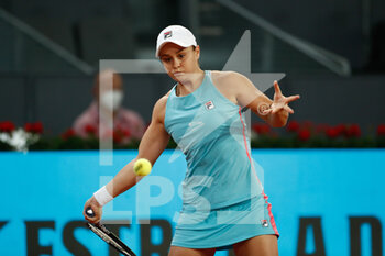 2021-05-01 - Ashleigh Barty of Australia in action during her Women's Singles match, second round, against Tamara Zidansek of Slovenia on the Mutua Madrid Open 2021, Masters 1000 tennis tournament on May 1, 2021 at La Caja Magica in Madrid, Spain - Photo Oscar J Barroso / Spain DPPI / DPPI - MUTUA MADRID OPEN 2021, MASTERS 1000 TENNIS TOURNAMENT - INTERNATIONALS - TENNIS