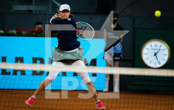 2021-05-01 - Iga Swiatek of Poland during her second round match at the Mutua Madrid Open 2021, Masters 1000 tennis tournament on May 1, 2021 at La Caja Magica in Madrid, Spain - Photo Rob Prange / Spain DPPI / DPPI - MUTUA MADRID OPEN 2021, MASTERS 1000 TENNIS TOURNAMENT - INTERNATIONALS - TENNIS