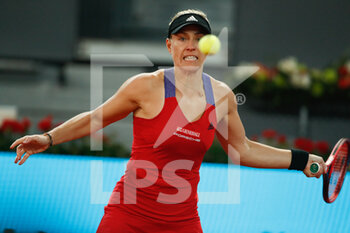 2021-05-01 - Angelique Kerber of Germany in action during her Women's Singles match, second round, against Petra Kvitova of Czech Republic on the Mutua Madrid Open 2021, Masters 1000 tennis tournament on May 1, 2021 at La Caja Magica in Madrid, Spain - Photo Oscar J Barroso / Spain DPPI / DPPI - MUTUA MADRID OPEN 2021, MASTERS 1000 TENNIS TOURNAMENT - INTERNATIONALS - TENNIS