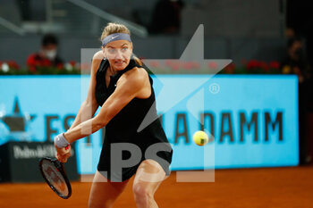 2021-05-01 - Petra Kvitova of Czech Republic in action during her Women's Singles match, second round, against Angelique Kerber of Germany on the Mutua Madrid Open 2021, Masters 1000 tennis tournament on May 1, 2021 at La Caja Magica in Madrid, Spain - Photo Oscar J Barroso / Spain DPPI / DPPI - MUTUA MADRID OPEN 2021, MASTERS 1000 TENNIS TOURNAMENT - INTERNATIONALS - TENNIS