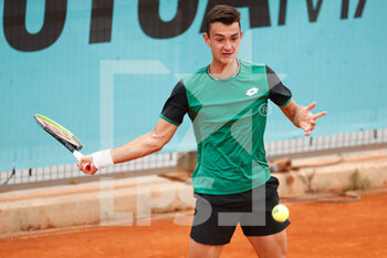 2021-05-01 - Carlos Gimeno Valero of Spain in action during his Men's Singles Qualifying match against Stefano Travaglia of Italy on the Mutua Madrid Open 2021, Masters 1000 tennis tournament on May 1, 2021 at La Caja Magica in Madrid, Spain - Photo Oscar J Barroso / Spain DPPI / DPPI - MUTUA MADRID OPEN 2021, MASTERS 1000 TENNIS TOURNAMENT - INTERNATIONALS - TENNIS