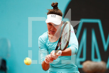 2021-05-01 - Veronika Kudermetova of Russia in action during his Women's Singles match, second round, against Kiki Bertens of The Netherlands on the Mutua Madrid Open 2021, Masters 1000 tennis tournament on May 1, 2021 at La Caja Magica in Madrid, Spain - Photo Oscar J Barroso / Spain DPPI / DPPI - MUTUA MADRID OPEN 2021, MASTERS 1000 TENNIS TOURNAMENT - INTERNATIONALS - TENNIS