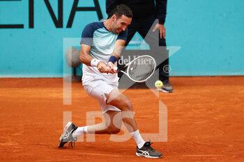 2021-05-01 - Mikhail Kukushkin of Kazakhstan in action during his Men's Singles Qualifying match against Pablo Andujar of Spain on the Mutua Madrid Open 2021, Masters 1000 tennis tournament on May 1, 2021 at La Caja Magica in Madrid, Spain - Photo Oscar J Barroso / Spain DPPI / DPPI - MUTUA MADRID OPEN 2021, MASTERS 1000 TENNIS TOURNAMENT - INTERNATIONALS - TENNIS
